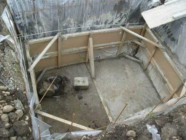 You can make a concrete cellar on any soil