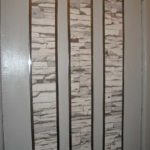 The edges of the wallpaper stripes are finished with a self-adhesive cord. It comes in silver or gold