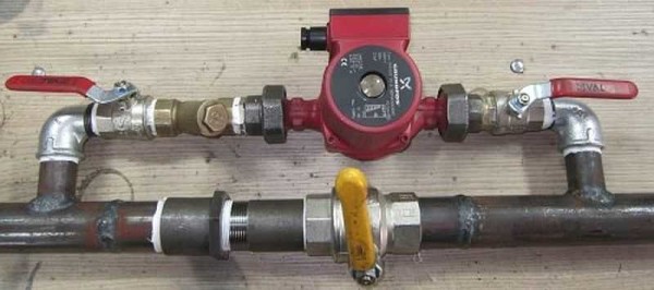 Installation of a circulation pump with bypass