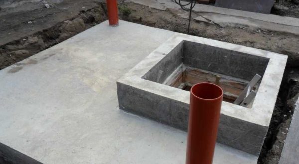 The edging of the entrance to the cellar made of monolithic concrete