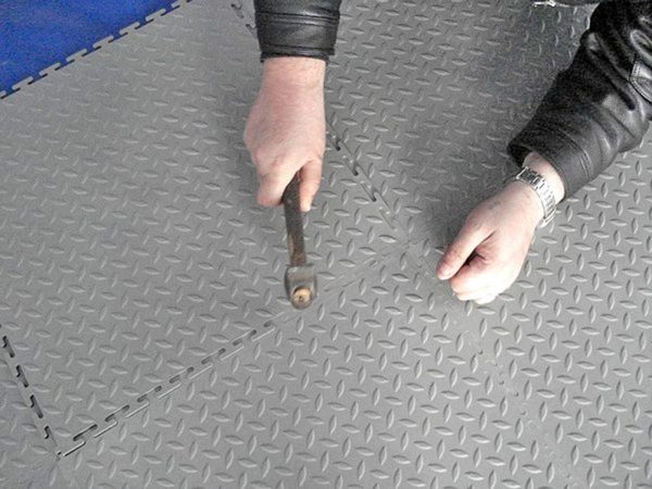 Laying the rubber modular floor - dovetail joining