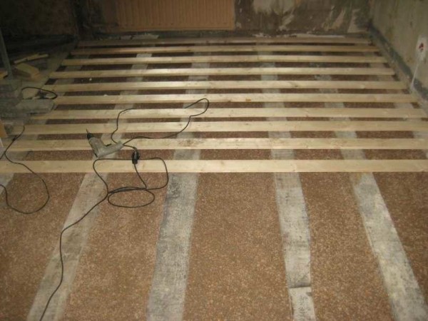 Wooden floor with expanded clay backfill