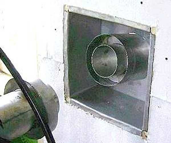 From the side of the room, a pass-through node is inserted. In this case, it is made of minerite, but it can also be metallic