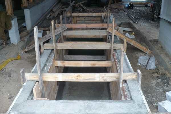 Example of formwork for a concrete inspection pit in a garage