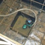 We made waterproofing, we pump out water from the pit with a submersible pump. At the same time, we assemble a reinforcing frame for the concrete walls of the inspection pit