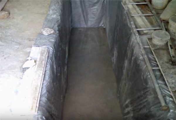 Inspection pit for the garage: the floor is filled