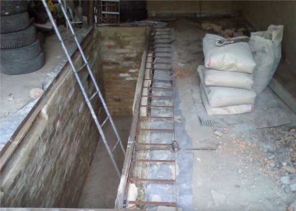 Corner laid, welded embedded