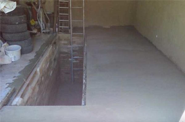 Pouring the floor in the garage - the concrete level at the upper edge of the corner