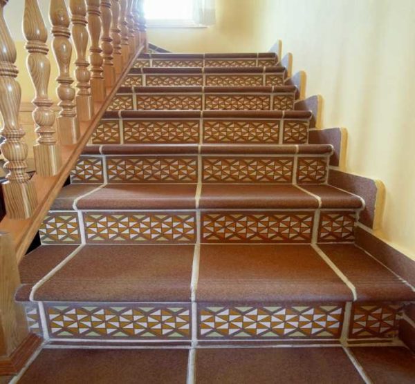 A staircase with laid porcelain stoneware will be beautiful and comfortable, easy to maintain