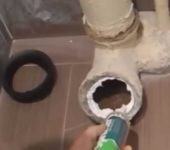 In order for the installation of a toilet bowl on old cast iron to be airtight, a layer of sealant can be placed under the corrugation