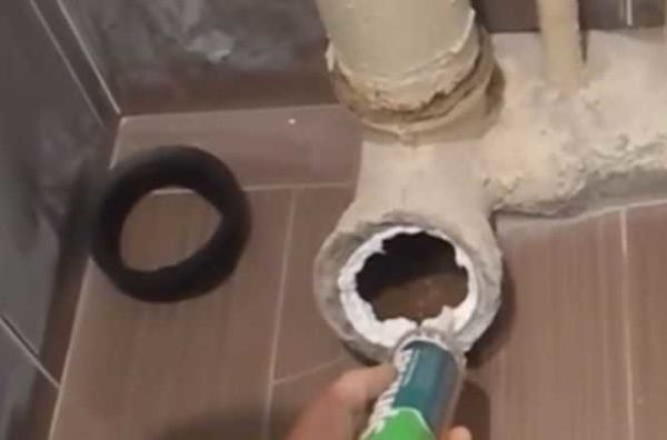 In order for the installation of a toilet bowl on old cast iron to be airtight, a layer of sealant can be laid under the corrugation