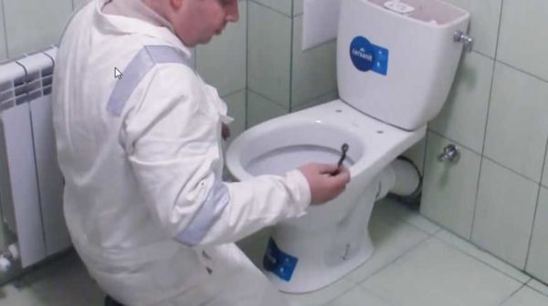We tighten the fasteners