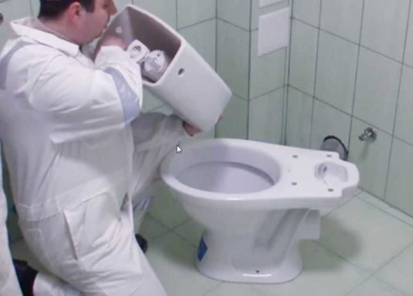 We install the drain mechanism inside the tank, pre-placing a rubber gasket