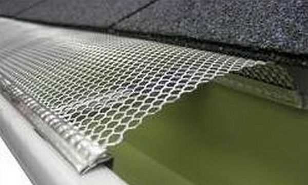 When collecting the gutter with your own hands, place the mesh on the gutter. She will not let foliage and branches clog the stormwater