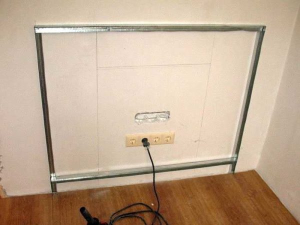 The profiles on the wall denote the dimensions of the portal