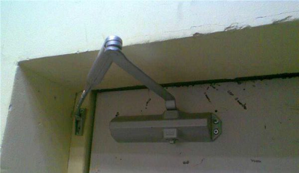 Installing a door closer on a wicket door without an upper crossbar