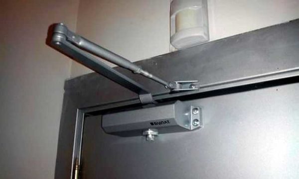 The closer on the entrance metal door is placed in the same way