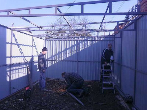 An example of trusses for forming a gable roof of a garage