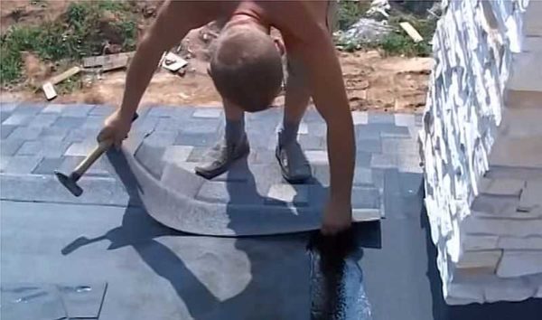 The surface of the underlay carpet is coated with bitumen mastic