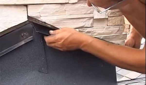 Fastening the strip on the back of the pipe