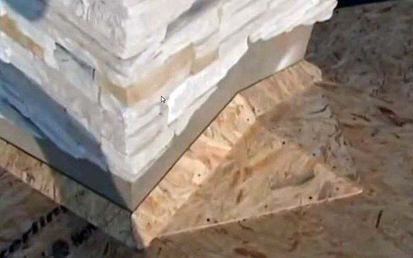 A groove, which is installed behind a wide brick pipe