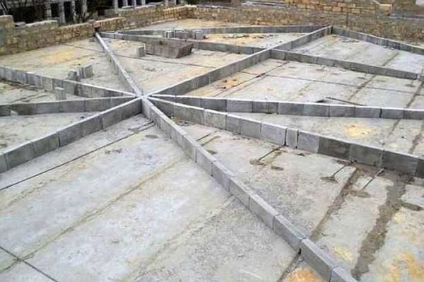 Another way to form a slope is to set the guides before pouring the screed and level the concrete along them