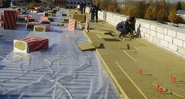 Laying of thermal insulation in several layers occurs with an offset of the seams