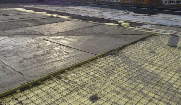Screed device under the roof made of deposited materials