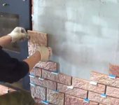 It is convenient to maintain the seams between the tiles using pieces of drywall