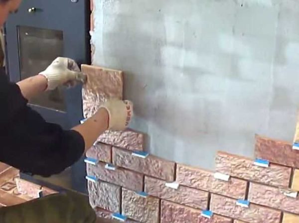 It is convenient to maintain the seams between the tiles using pieces of drywall