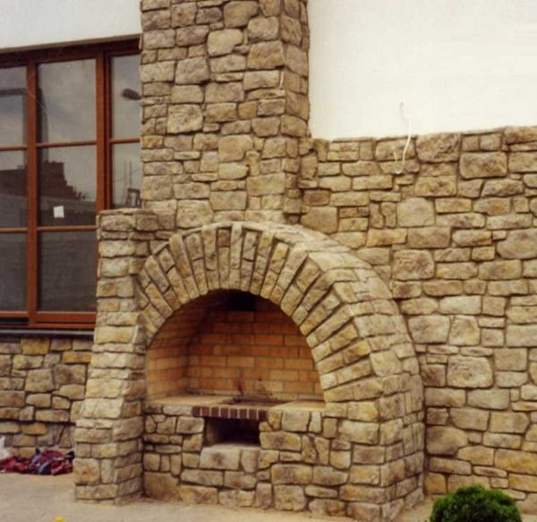 Facing the fireplace with stone can also be done outdoors