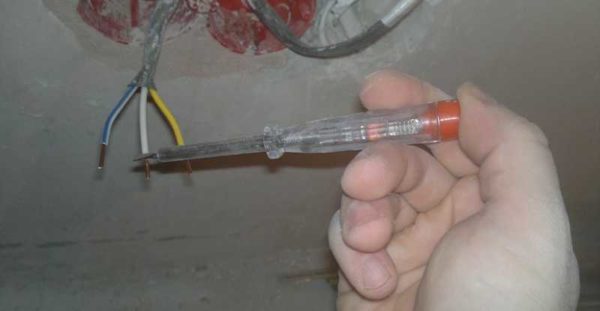 Determination of the phase wire by the indicator