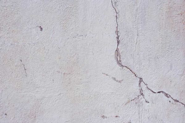 The crack is first embroidered, then primed and then covered with putty