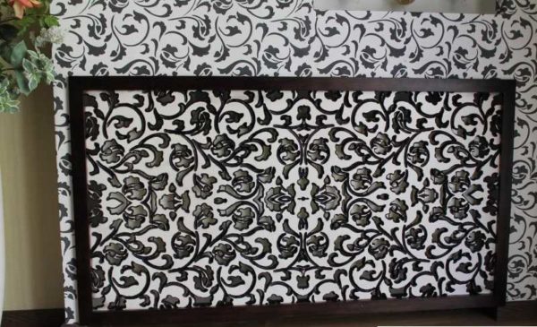 Repeating the pattern on the wallpaper is a stylish solution