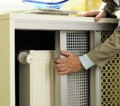 Sliding screens for radiators
