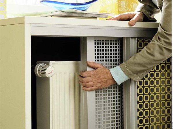 Sliding screens for radiators