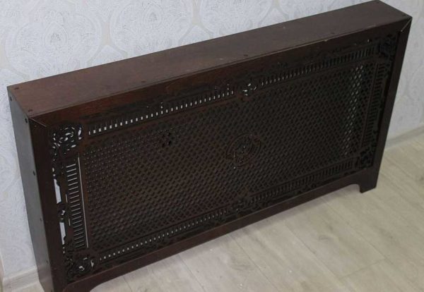 The top of the battery is covered with a solid layer of wood without holes