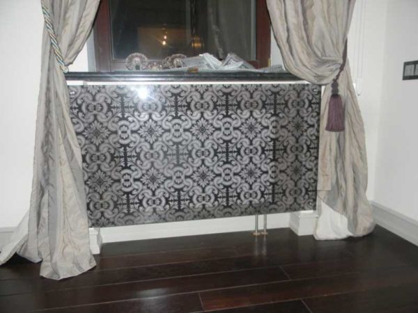 Glass screens can be with any pattern, even a landscape, even an ornament, even your personal photo