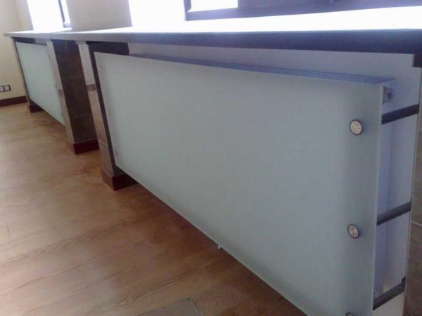 Glass screen for radiators