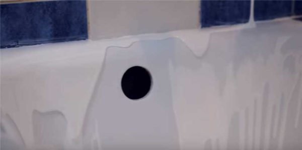 Pour the second portion a little higher than the place where the old bath cover is visible