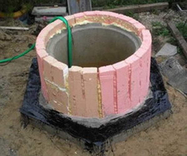 Insulate a septic tank from concrete rings to the level of freezing of the soil with a small margin (+20 cm)