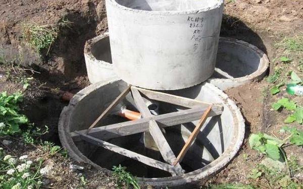 Compact septic tank made of concrete rings