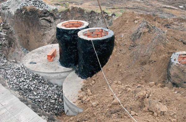 Brick necks for a septic tank made of concrete rings
