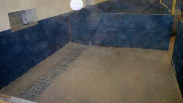 For convenient cleaning, the slatted floor can be made in one place