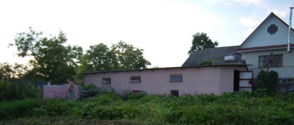 The plastered and painted pigsty looks very even ...