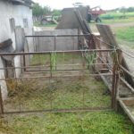 This is a walk for piglets, for pigs more solid partitions will be needed