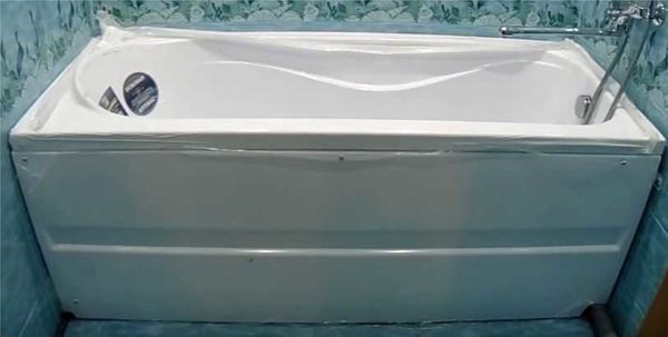 Do-it-yourself installation of an acrylic bathtub is over