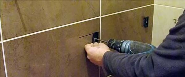 Installation of mounting an acrylic bathtub to the wall
