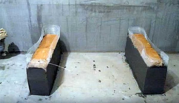 Plastering a brick base for an acrylic bath