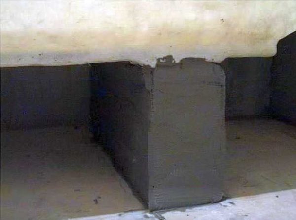 This is what an acrylic bathtub looks like from below, placed on bricks.